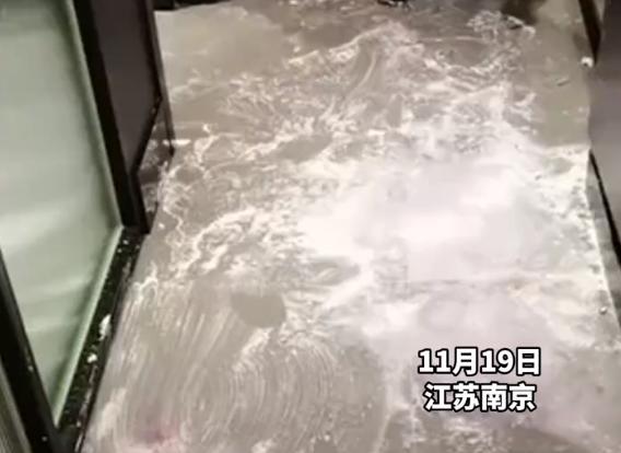 南京三桌顾客在饭店打蛋糕仗奶油糊得到处都是电路都被搞断(图1)