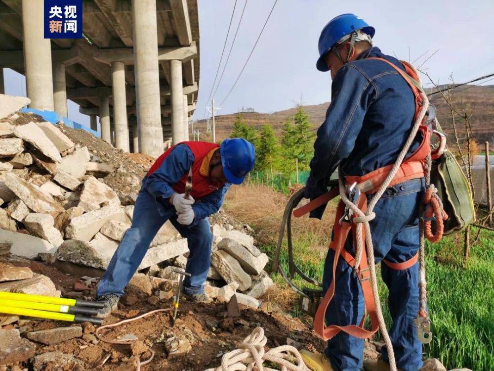 雷电冰雹天气致甘肃两地电路受损 电力部门正全力抢修(图1)